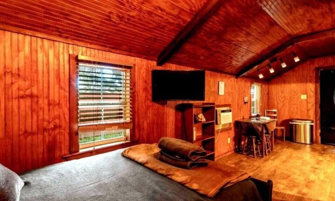 Downtown Cabin | Cajun Stays – Cozy Haven | Studio Rental Near Downtown Lafayette, LA