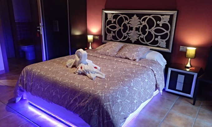 Osso de Sio Cottage | Cal Farris, Jacuzzi, Bed with movement, Tantric Armchair, Pool, .