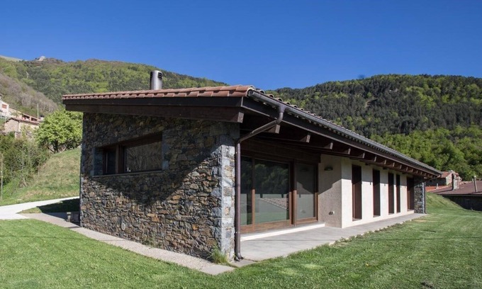 Bruguera House | Cal Sadurní, Casa de diseño en la falda de la montaña del Taga