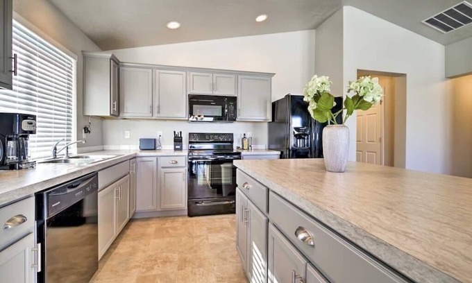Caldwell House | Caldwell/Nampa 4BR Home| Playroom & Garage Parking