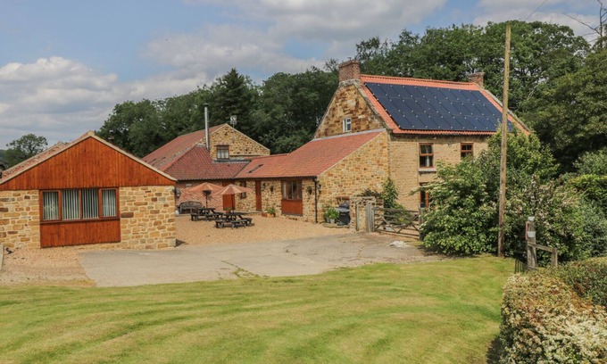 Thirsk Cottage | CALF HOUSE, family friendly, with a garden in Thirsk