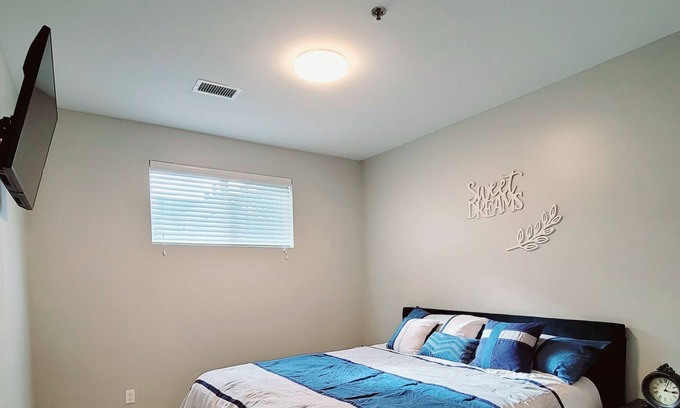 Medical Mile Apartment | Cali-King bed 86"TV downtown next to Medical Mile.