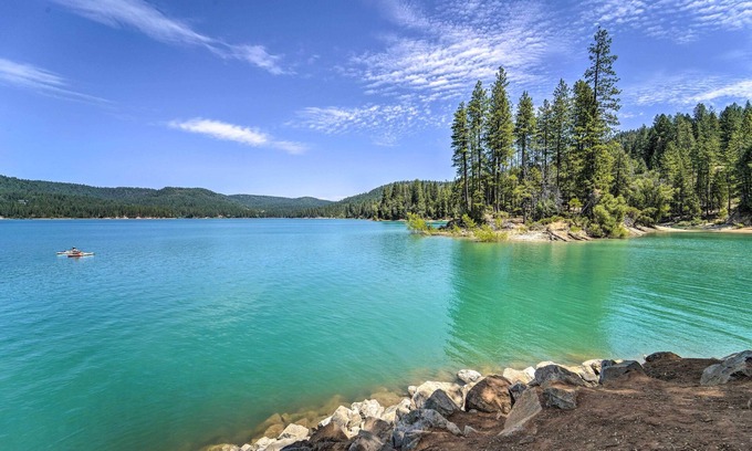 Nevada City Cottage | California Cottage w/ Kayaks & Deck, Walk to Lake!