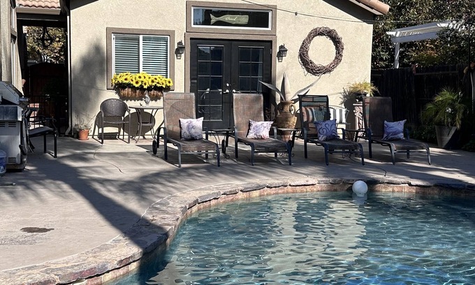 Tracy Cottage | California themed 1 bedroom 1 bath, fully furnished cottage with private entry.