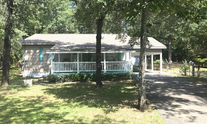 Murchison Cabin | Callender Lake Cabin near Canton Trade Days and Artsy Edom,TX
