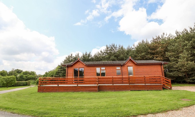 Upper Battlefield Cottage | CALLOW LODGE 5, pet friendly, with pool in Beaconsfield Holiday Park