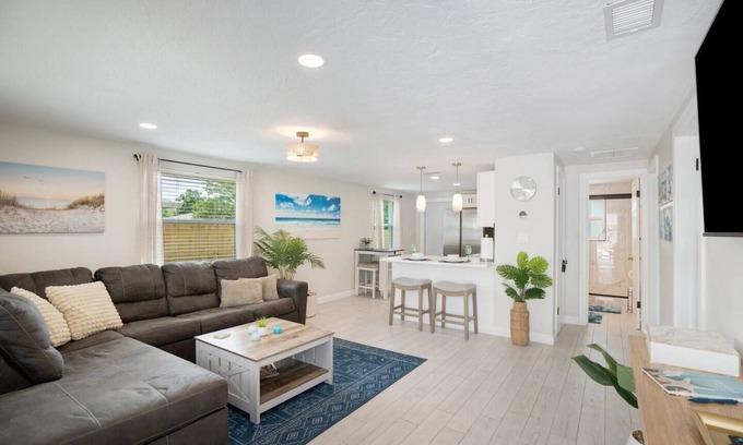Bayshore Gardens House | Calm Sea Cottage: New Renovation, Modern 2BR