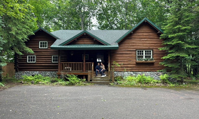 Houghton House | Calm Waters Cabin-RELAX :sauna/jacuzzi tub/campfire & RECREATE :water/trails/MTU