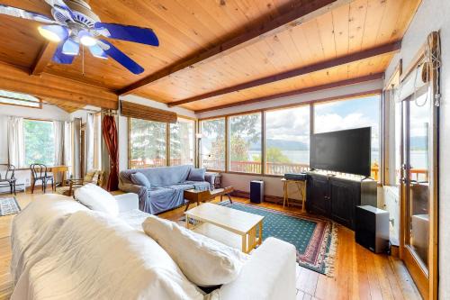 Sandpoint House | Calm Waters Lakeside Cabin