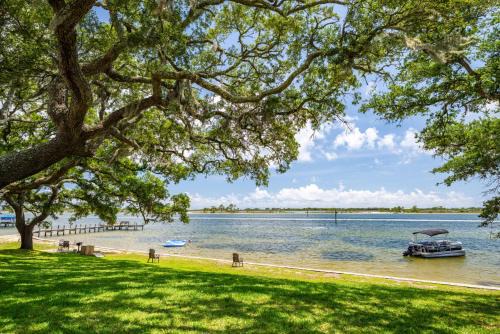 Mary Esther Apartment | Calm Waterside Condo - Views, Pool & Family Fun
