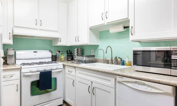 Santa Ana Condo | ⭐Calming Escape to OC - 15m to Disneyland, South Coast Plaza, King + Queen Bed⭐