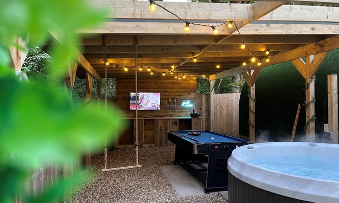 St. Florence House | Calon Glamping Pod With Pond Views