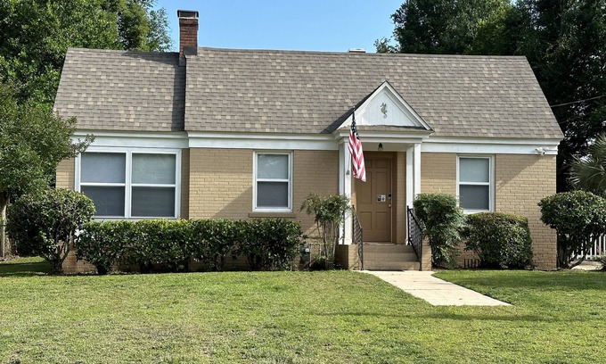 Southeast Pensacola House | Calypso House -East Hill- Fantastic Location! 9 Miles to Beach! Dogs Welcome!