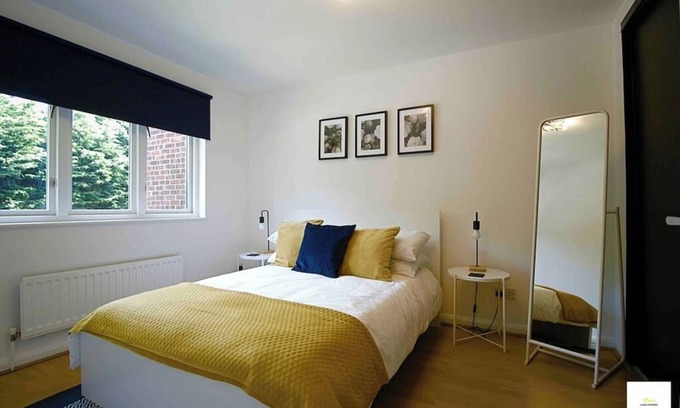 Camberley House | Camberley/Sleeps 8/Next to Hospital w/Parking
