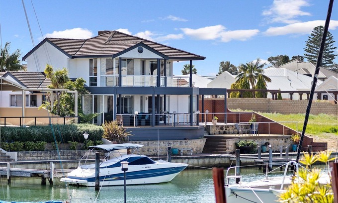 Halls Head House | Cambria Island - Couples Retreat