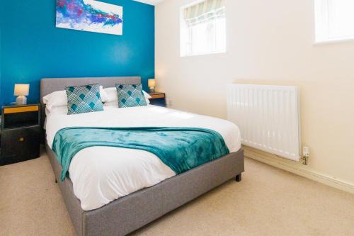 Cambridge House | Cambridge 4 Bedroom Sleeps 9 Wi-Fi Garden, LONG STAYS ACCEPTED- Orchid House