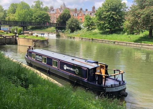 Cambridge City Centre Boat Rental | Cambridge Narrowboats - Beautiful New Moon Narrowboat