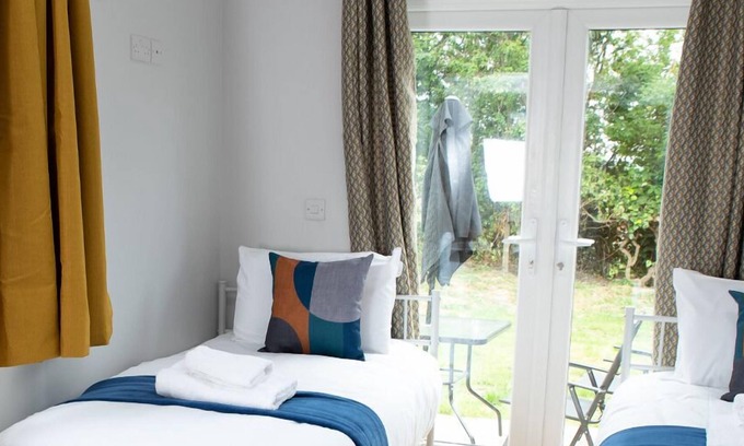 Girton House | Cambridge Stays - Spacious 4 Bedroom Home w/ annex