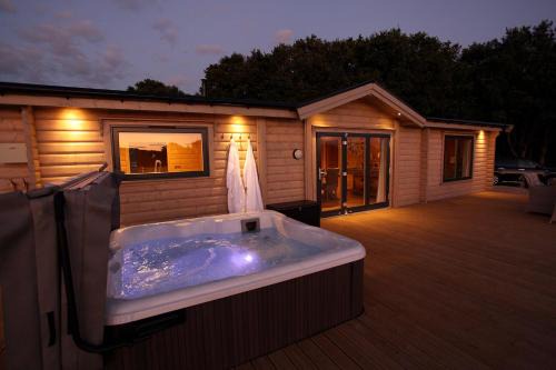 Sandy House | Cambridgeshire Lakes - luxury lodges in a stunning lake location