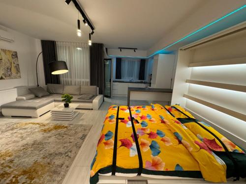 Tirgu Mures Apartment | Cameleon Lemon Yellow