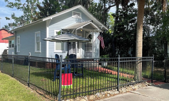 Monticello Cottage | Camellia Cottage - wheelchair friendly