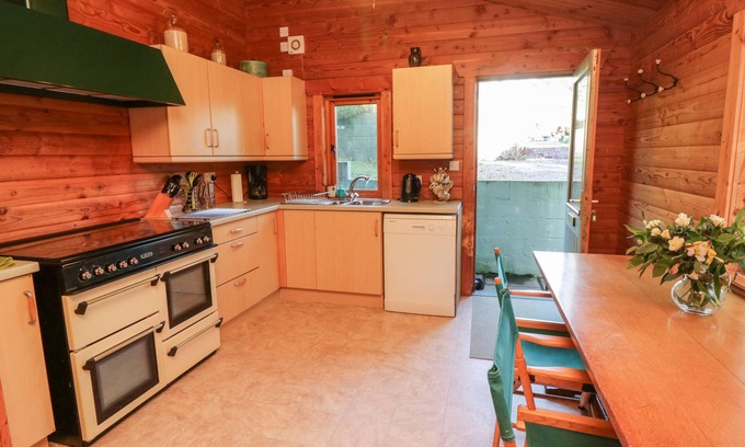 Ebford Cottage | CAMELLIAS AT MAGNOLIA LAKE, pet friendly, with a garden in Dawlish