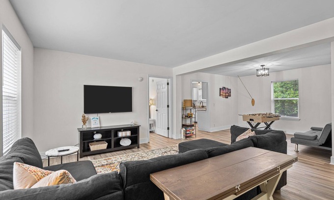 Wilmington Cottage | Camelot Cottage - Pet friendly, 7 mins to Wrightsville Beach, UNCW & More!