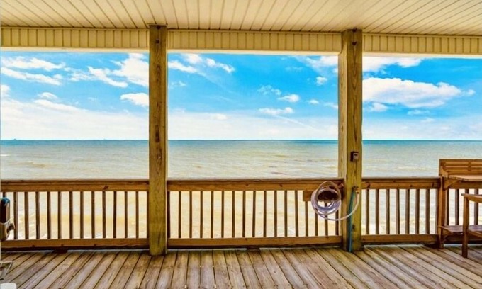 Lakeview Jefferson County House | Cameron Oceanf pet friendly home near Holly Beach