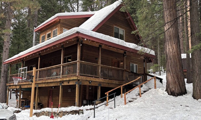 Dorrington Cabin | Camp Coffey - Perfect for Families & Dog-friendly!