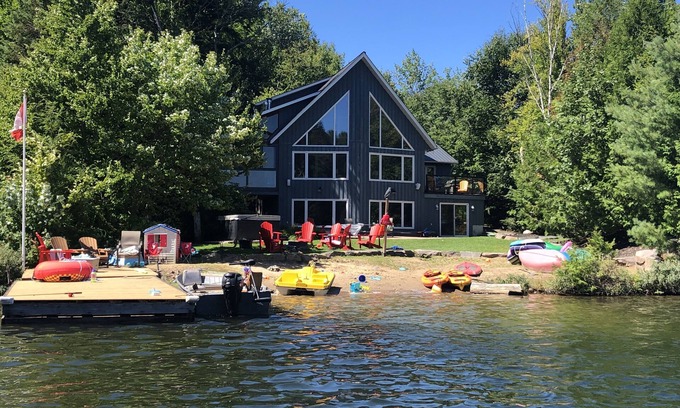 Kearney Cottage | Camp David Beautiful five bedroom cottage-Private Beach