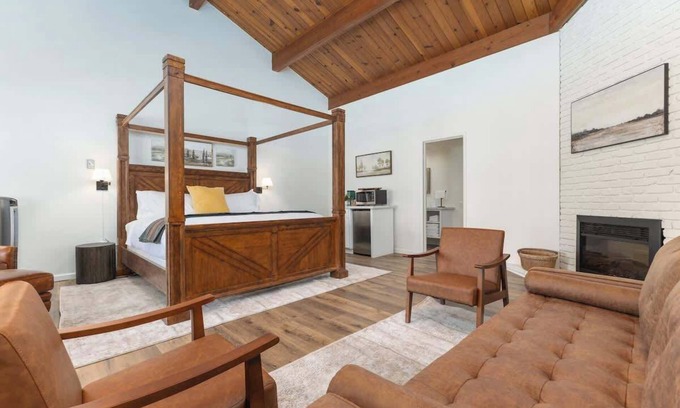 Camp Nelson Hotel | Camp Nelson Lodge Room 10