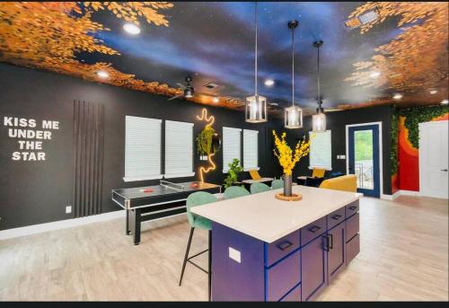 Northside House | CAMP OUT - Big Backyard W/HotTub - 5mins To Downtown