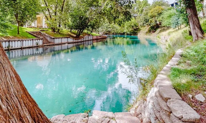 New Braunfels Condo | Camp Warnecke- 2-story unit right on the Comal!
