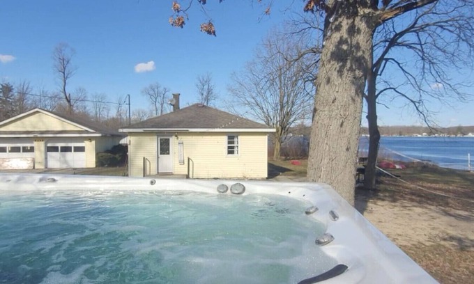 Alto Apartment | Campau Lake Studio Sunshine King Bed Bunk House