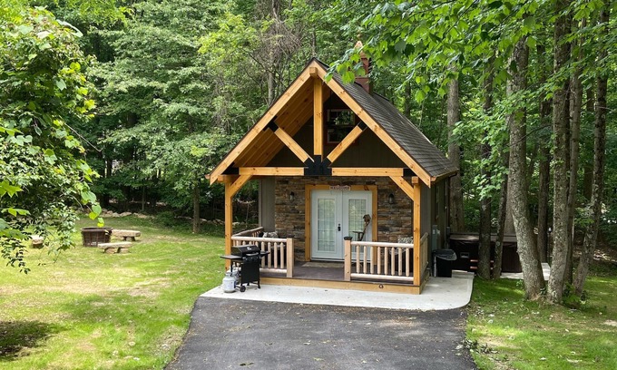 French Creek House | Campfire Retreat with outdoor hot tub under the stars and WiFi