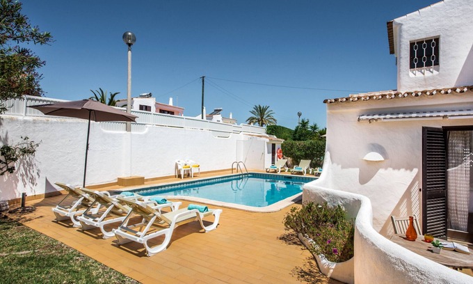 Mosqueira Villa | Campos- 3 bedroom villa with private pool walking to Coelha beach
