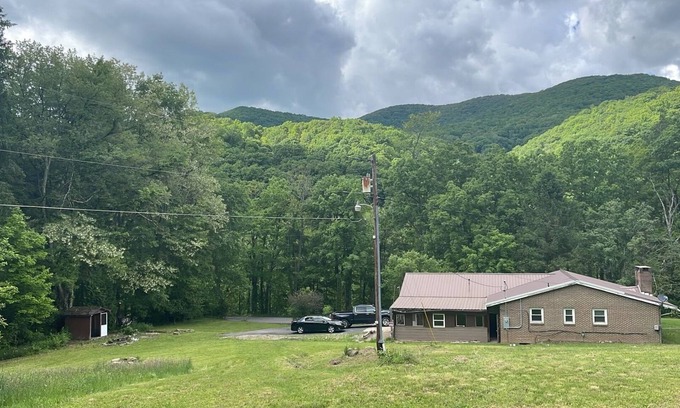 Elkins House | CampRV Lookout Apartment – Peaceful Scenic Escape