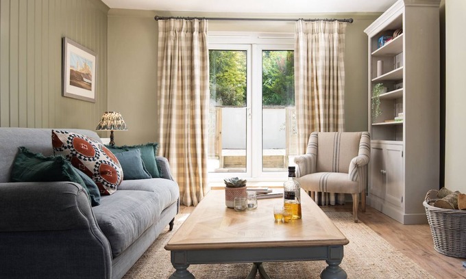 Jedburgh Cottage | CAMPSIE COTTAGE - sleeps 4 guests in 2 bedrooms