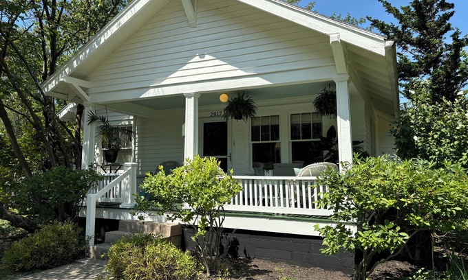 Bloomington Cottage | Campus Cottage 3 blocks to IU: Lotus Special and Homecoming Special