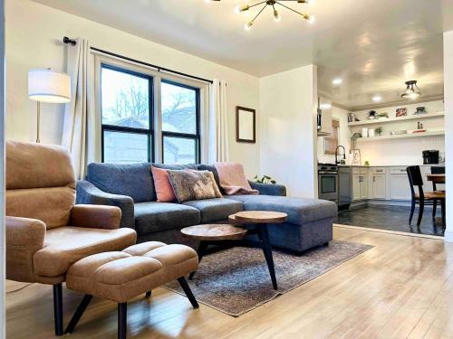 Edmond House | Campus Cottage Kng Bed! Walk To Uco And Downtown