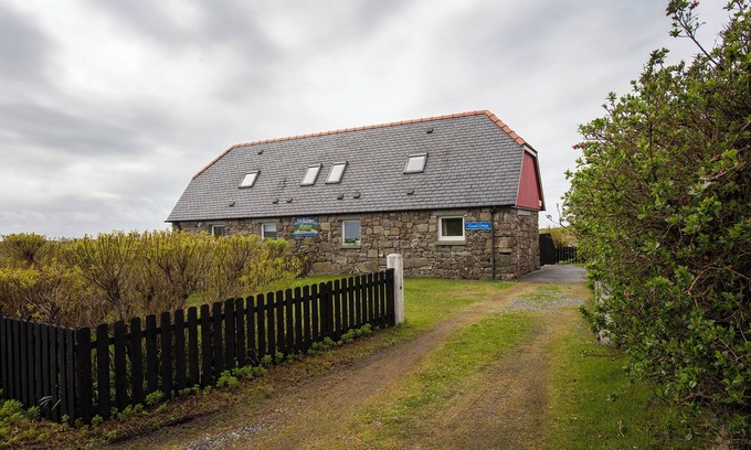 Aisgernis Cottage | CANACH COTTAGE, pet friendly in Daliburgh, Isle Of South Uist
