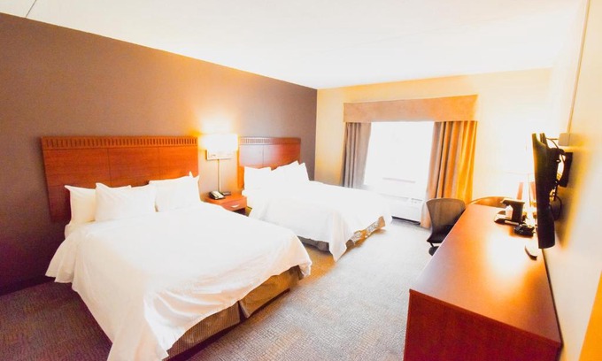 Winnipeg Hotel | Canad Inns Destination Centre Garden City