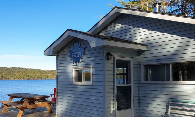 Queens House | Canada dream vacation right on the lake in the popular province of Nova Scotia