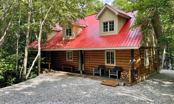 Messines Cottage | Canada House Retreat - Beautiful Lakefront Oasis