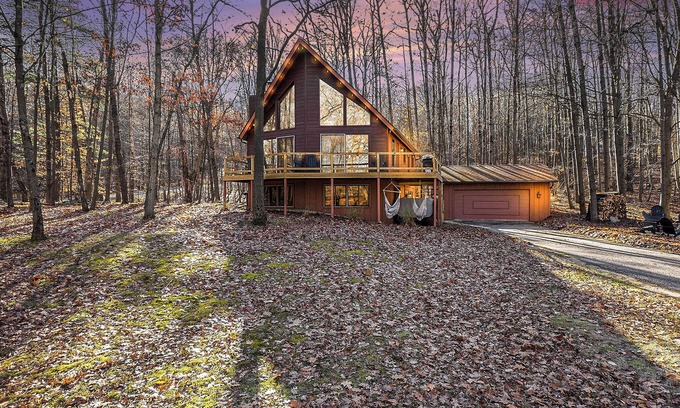 Canadian Lakes Ski Chalet | Canadian Lakes Chalet with Hot Tub & Movie Theater