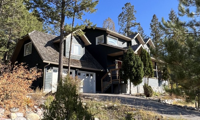East Kootenay House | Canadian Rockies Mountainside Retreat 6 Bed - 4 Bath - Sleeps 10 Comfortably