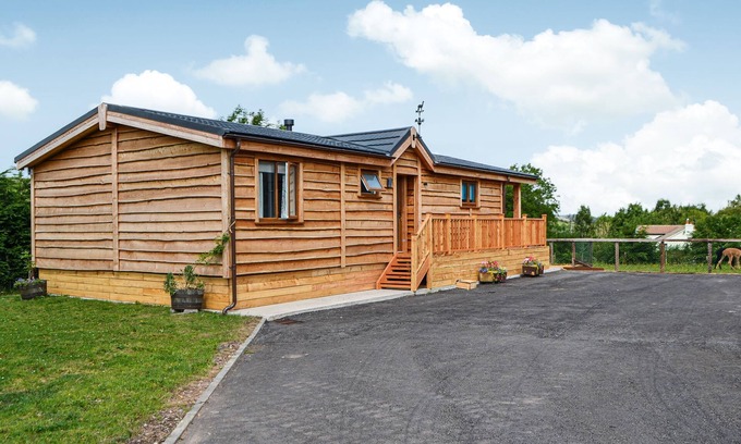 Rowrah Cottage | Canadian timber lodge with direct views to the Alpacas.