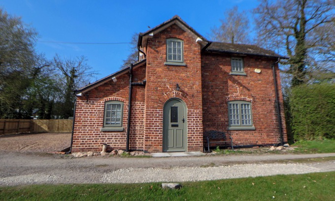 Nantwich Cottage | CANAL BASIN COTTAGE, pet friendly, with a garden in Nantwich