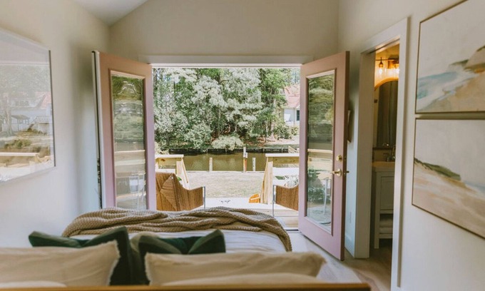 Kitty Hawk House | Canal front, Modern Tiny House! Bikes. Fire pit!