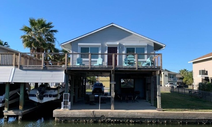Jamaica Beach House | Canal House: Family Friendly, crabbing, fishing and more!